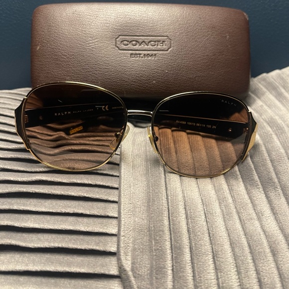 Brown coach sunglasses had these for awhile very sturdy and wears very nicely - Picture 4 of 6